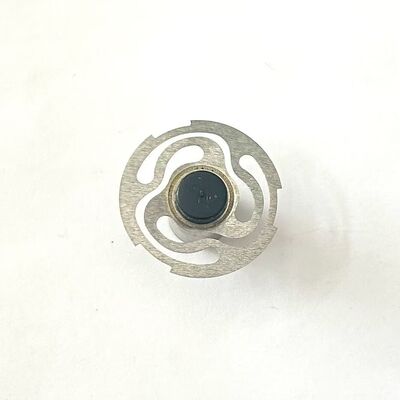 Metall-Gummi-Verbundventil. Bearbeitete Metallteile. Automobilsteuerungskomponente.