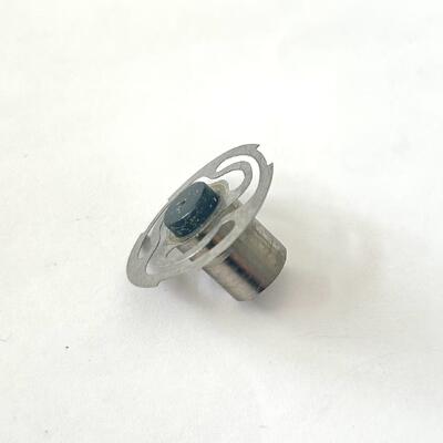 Metall-Gummi-Verbundventil. Bearbeitete Metallteile. Automobilsteuerungskomponente.